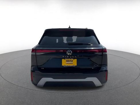 Used 2026 Volkswagen Tiguan SE AWD/4WD image 10