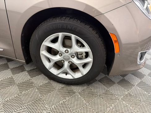 Used 2017 Chrysler Pacifica Touring-L Plus w/ Advanced Safetytec Group FWD image 13