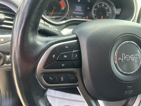 Used 2019 Jeep Cherokee Limited AWD/4WD image 18