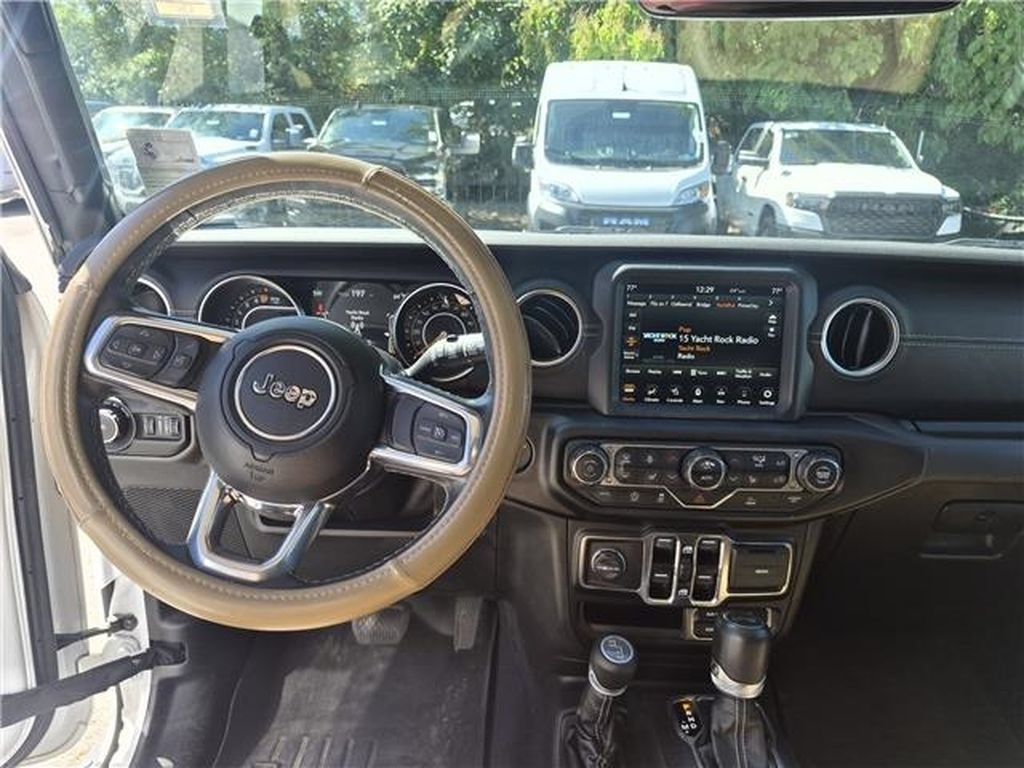 Used 2022 Jeep Wrangler Unlimited Sahara w/ LED Lighting Group AWD/4WD image 5