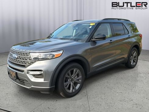 Used 2023 Ford Explorer XLT w/ Equipment Group 202A RWD image 2