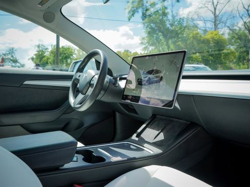 Used 2023 Tesla Model 3 Standard Range image 10