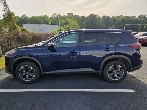 Used 2024 Nissan Rogue SV image 3