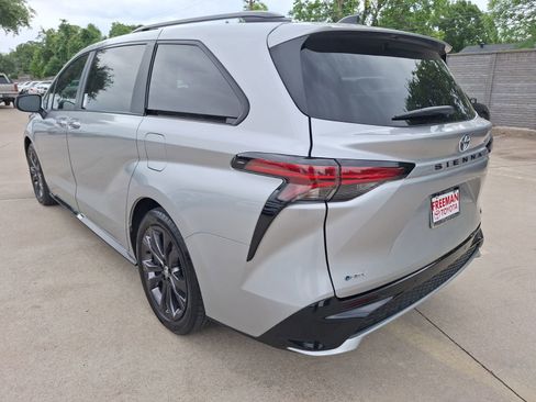 Used 2025 Toyota Sienna XSE FWD image 4