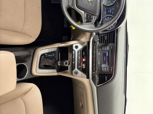 Used 2017 Hyundai Elantra SE image 24