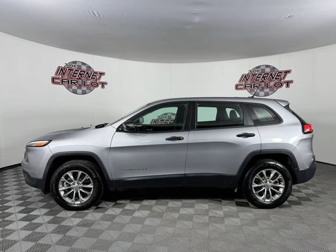Used 2017 Jeep Cherokee Sport AWD/4WD image 4
