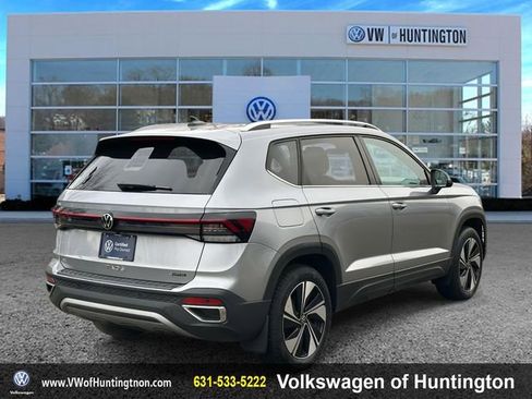 Certified 2025 Volkswagen Taos SE w/ Panoramic Sunroof Package image 4