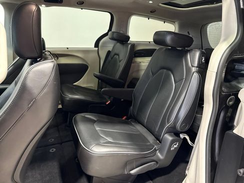 Used 2020 Chrysler Pacifica Limited FWD image 30
