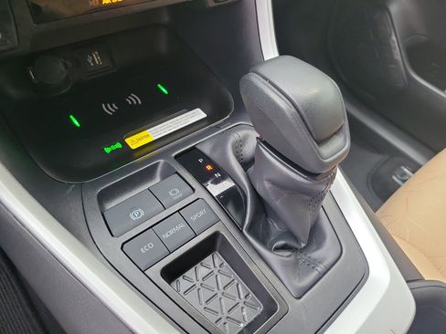 Used 2025 Toyota RAV4 XLE image 30