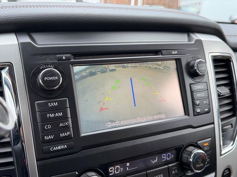 Used 2018 Nissan Titan SL image 22