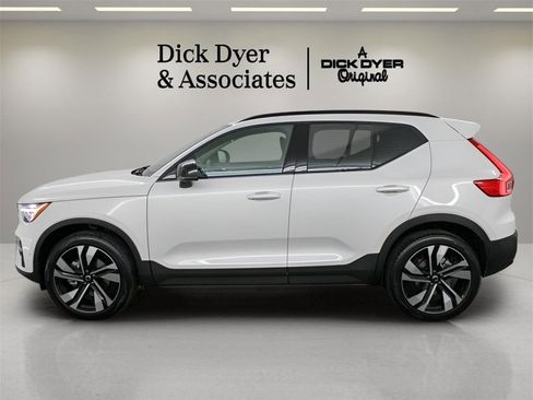 New 2025 Volvo XC40 B5 Plus image 5