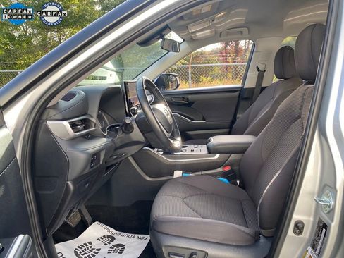 Used 2024 Toyota Highlander LE AWD/4WD image 24