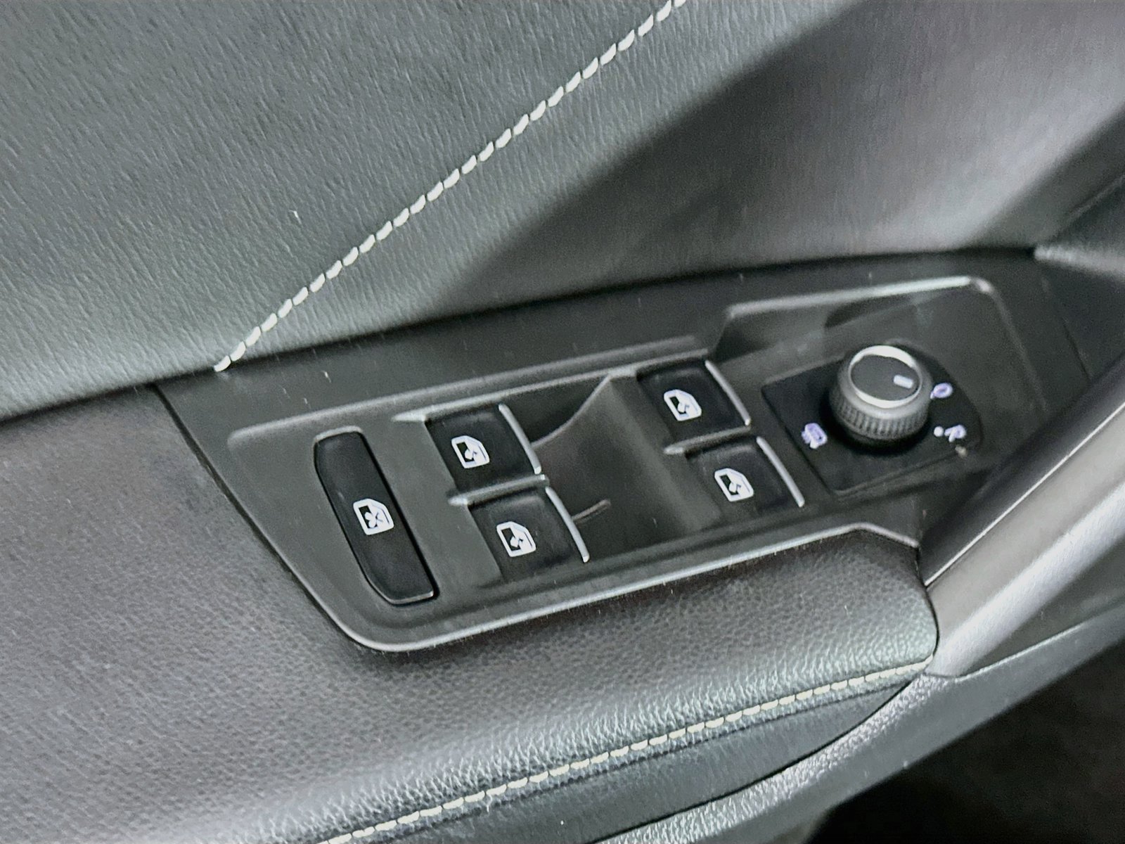Used 2023 Volkswagen Tiguan SE R-Line FWD image 17