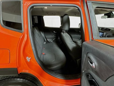 Used 2021 Jeep Renegade Latitude FWD image 24