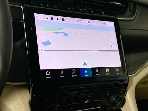 Used 2023 Jeep Grand Cherokee Limited image 13