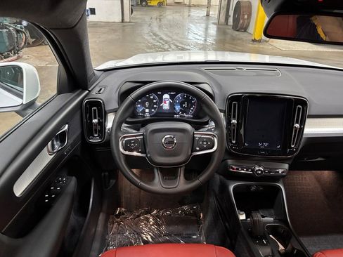 Used 2019 Volvo XC40 T4 Momentum image 21