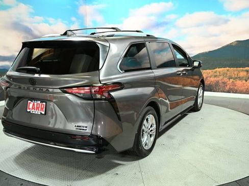 Used 2024 Toyota Sienna Limited image 9