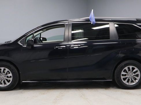 Used 2022 Toyota Sienna XLE image 10