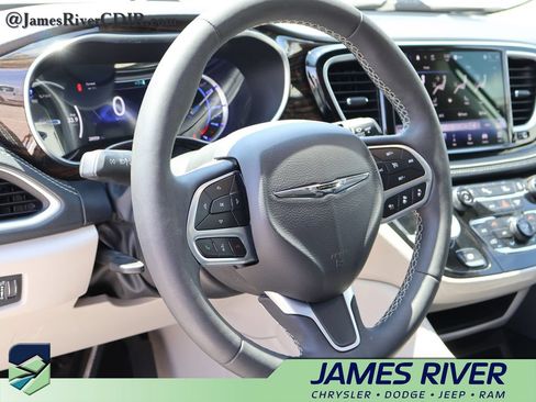 Used 2022 Chrysler Pacifica Limited FWD image 23