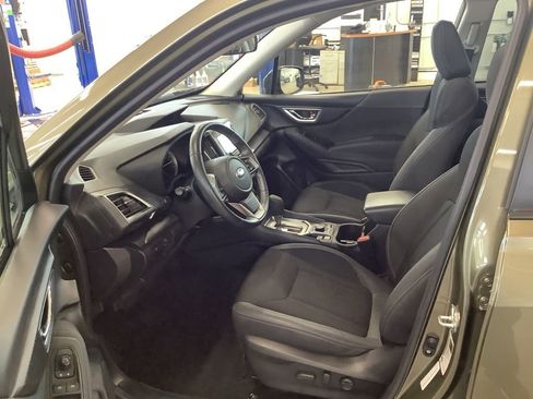 Used 2023 Subaru Forester Premium image 4