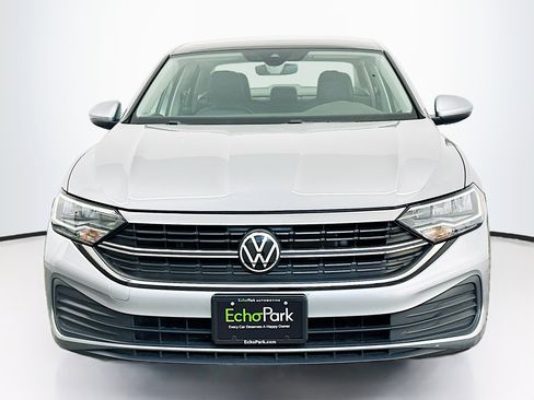 Used 2024 Volkswagen Jetta SE image 2