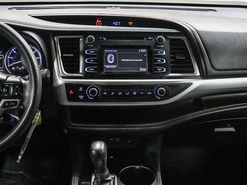 Used 2018 Toyota Highlander LE w/ Carpet Mat Package (TMS) FWD image 13