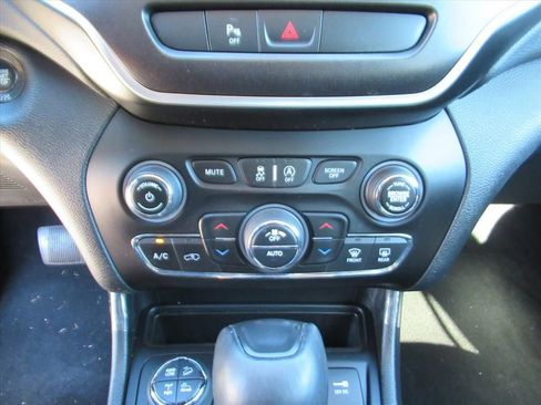 Used 2020 Jeep Cherokee Trailhawk w/ Trailer Tow Group image 26