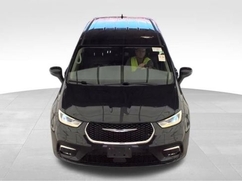 Used 2023 Chrysler Pacifica Touring-L FWD image 3