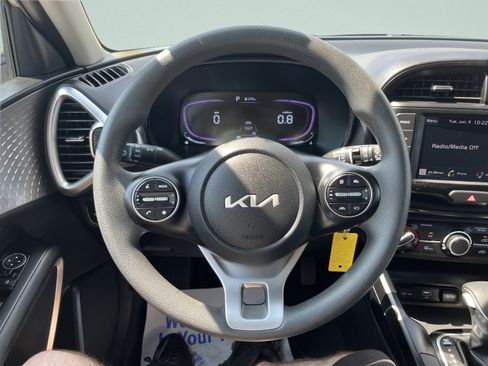 Used 2025 Kia Soul LX w/ LX Technology Package FWD image 13