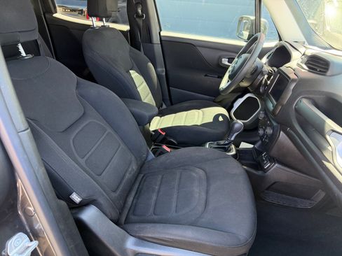 Used 2020 Jeep Renegade Latitude w/ Popular Equipment Group FWD image 28
