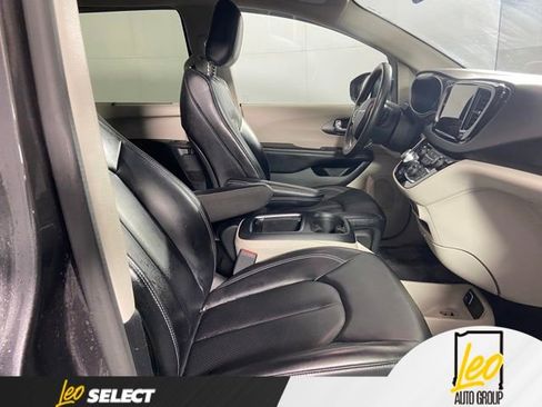 Used 2023 Chrysler Pacifica Touring-L FWD image 30