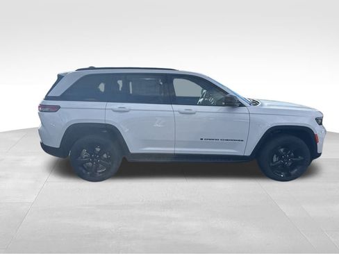 New 2025 Jeep Grand Cherokee Altitude image 7