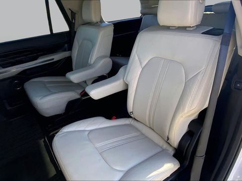 Used 2018 Ford Expedition Platinum RWD image 18