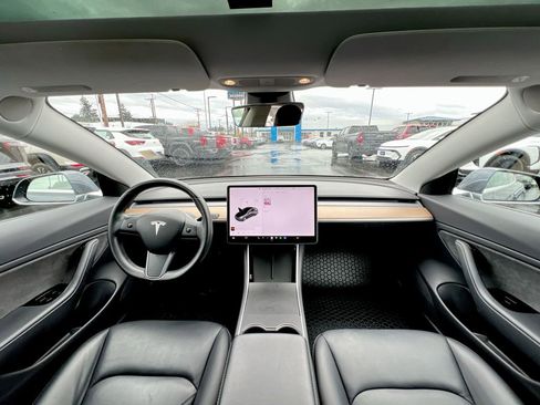 Used 2018 Tesla Model 3 image 17