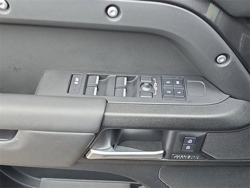 Used 2025 Land Rover Defender 130 V8 image 30