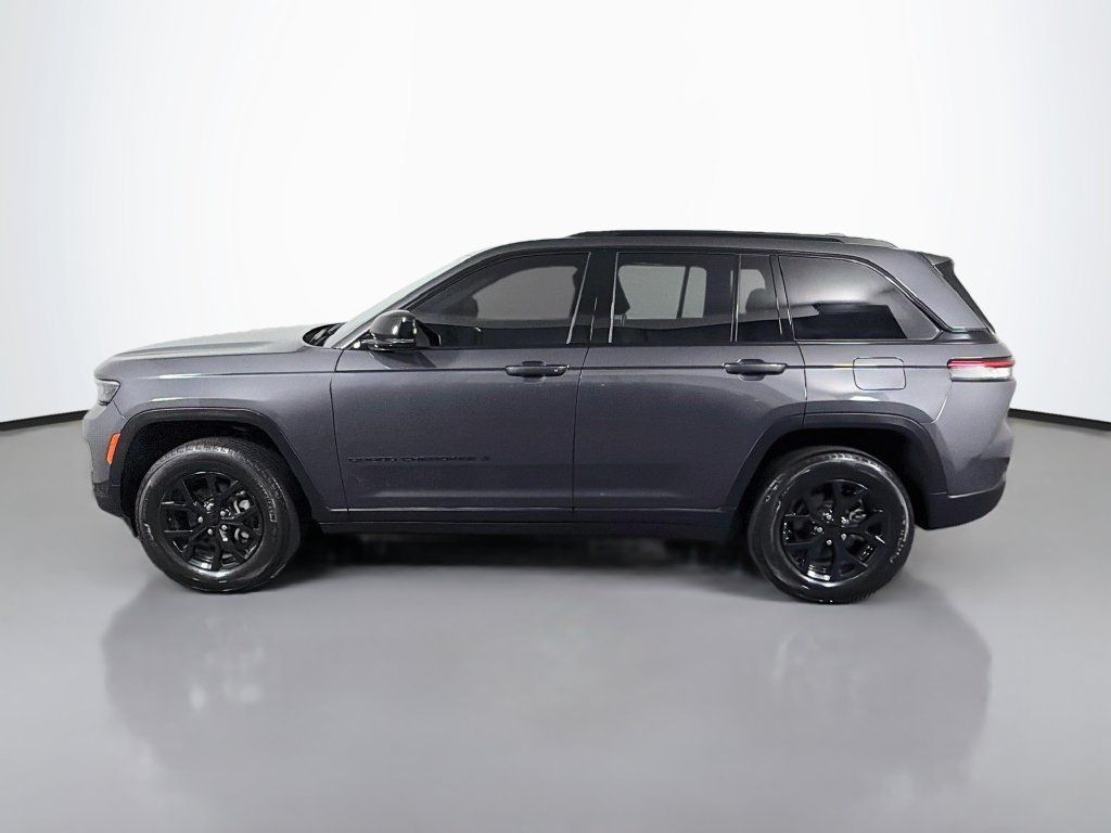 Used 2024 Jeep Grand Cherokee Altitude AWD/4WD image 4
