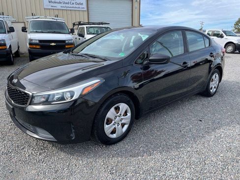 Used 2017 Kia Forte LX image 2