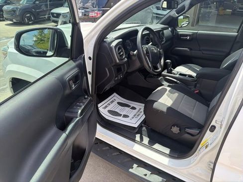 Used 2017 Toyota Tacoma TRD Sport w/ Tow Package RWD image 10