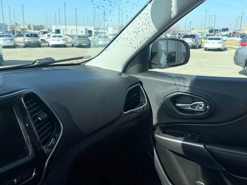 Used 2019 Jeep Cherokee Limited w/ Technology Group image 17