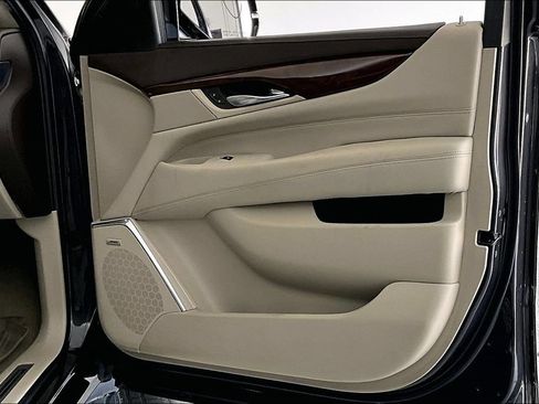 Used 2017 Cadillac Escalade Luxury AWD/4WD image 23