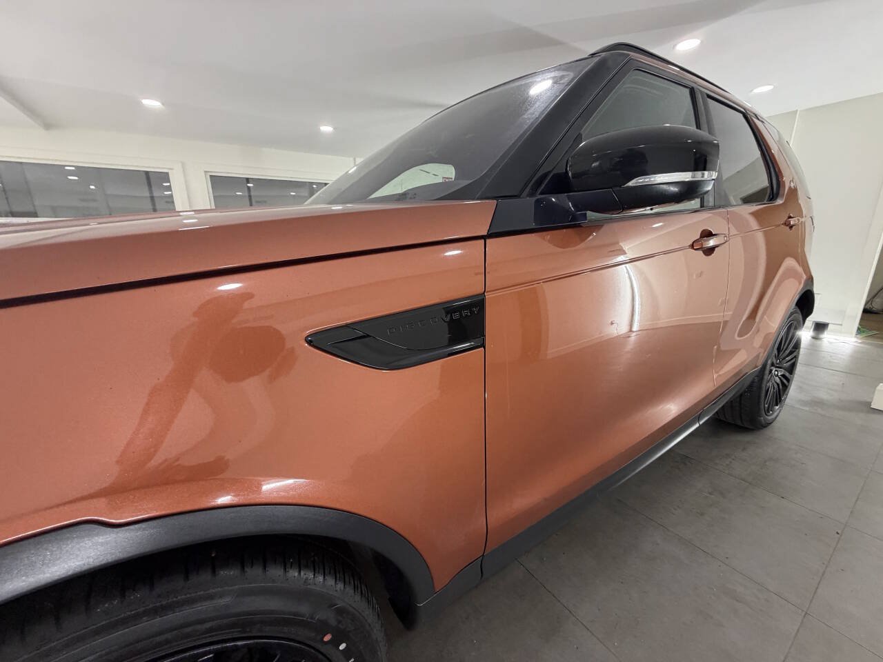 Used 2017 Land Rover Discovery HSE AWD/4WD image 3