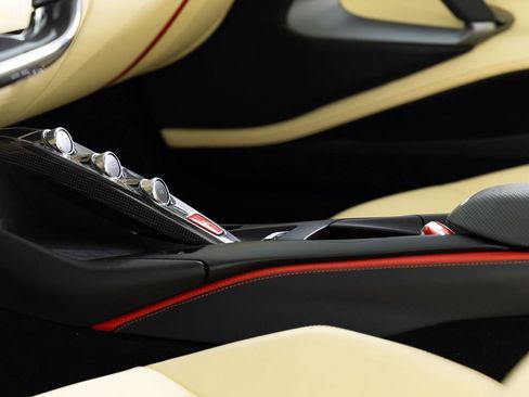 Used 2021 Ferrari 812 GTS image 6