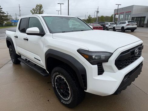 Used 2024 Toyota Tacoma TRD Off-Road AWD/4WD image 7
