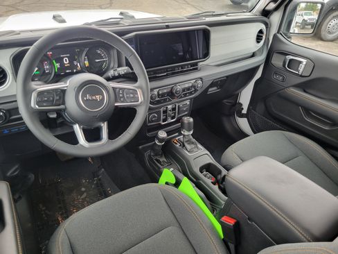 Used 2025 Jeep Wrangler Unlimited Sahara w/ Safety Group AWD/4WD image 18