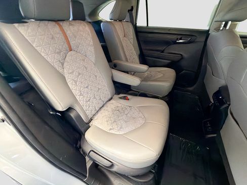 Used 2023 Toyota Highlander Bronze Edition AWD/4WD image 14