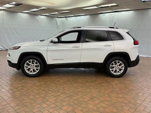 Used 2017 Jeep Cherokee Latitude AWD/4WD image 4