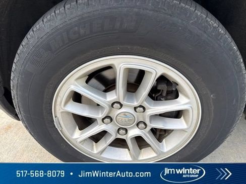 Used 2020 Jeep Grand Cherokee Laredo AWD/4WD image 3