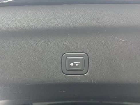 Used 2023 Chevrolet Suburban Premier image 6