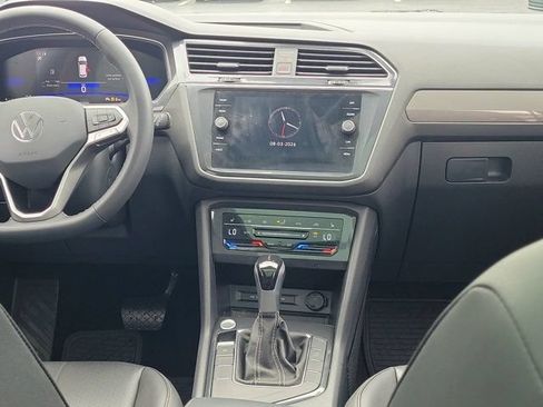 Certified 2024 Volkswagen Tiguan SE w/ Panoramic Sunroof Package FWD image 5