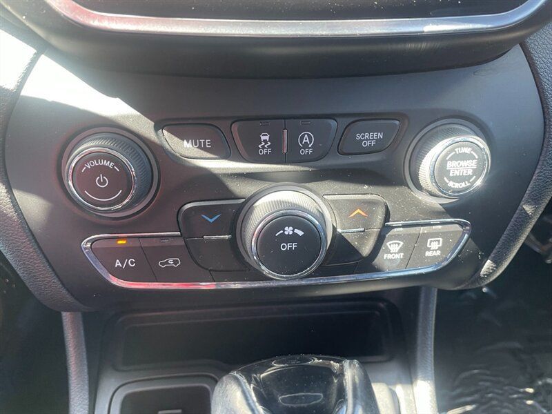 Used 2021 Jeep Cherokee Latitude Plus FWD image 9